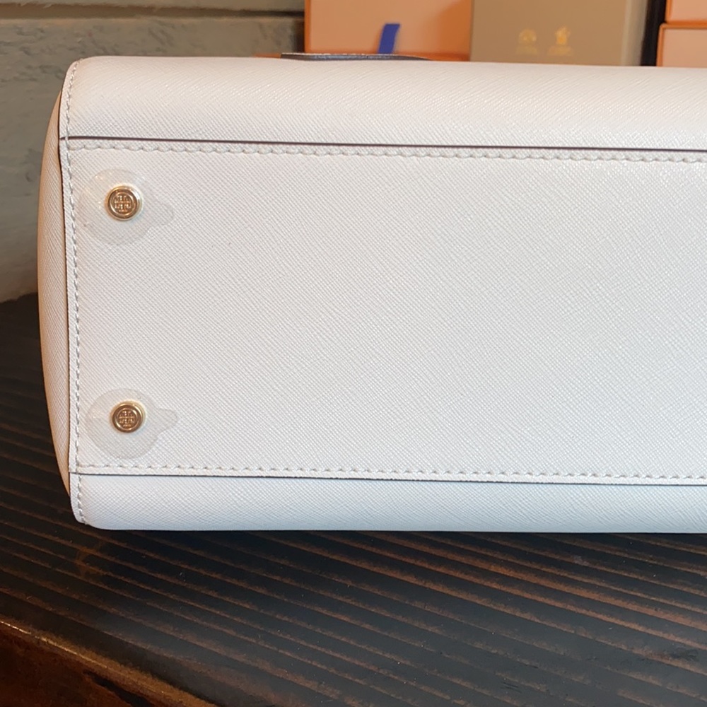 Tory Burch Emerson Crossbody Zip Tote - Picture 11 of 17